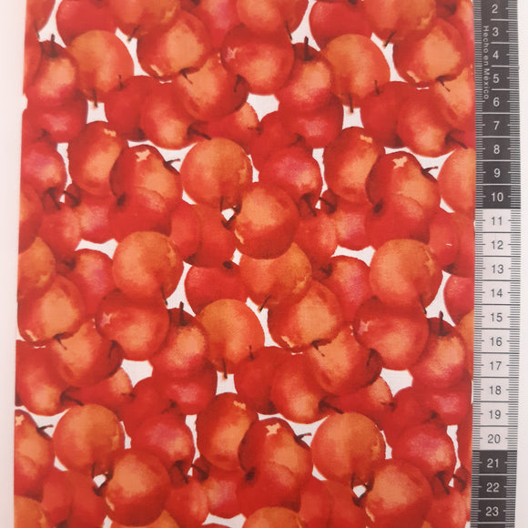 Patchwork stof, råhvid bund med rød/orange lækre æbler.