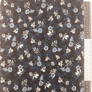 Patchwork stof, mørk marineblå med små hvide blomster og blade.
