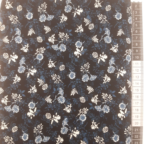 Patchwork stof, mørk marineblå med små hvide blomster og blade.