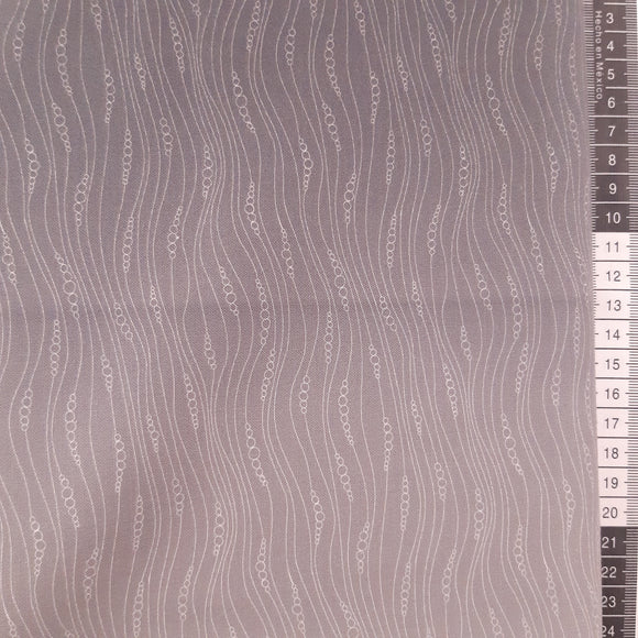 Patchwork stof, grå tone i tone farveskift fra helt lysegrå i midten til mørk grå i siderne.