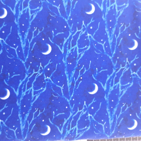 Patchwork stof, klar mørk blå med grene og halv måne.