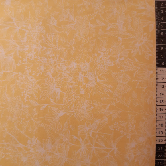Patchwork stof, lys gul med lyse blomster og blade i streg tegning.