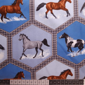 Patchwork stof, skønne naturtro heste i blå sekskanter.
