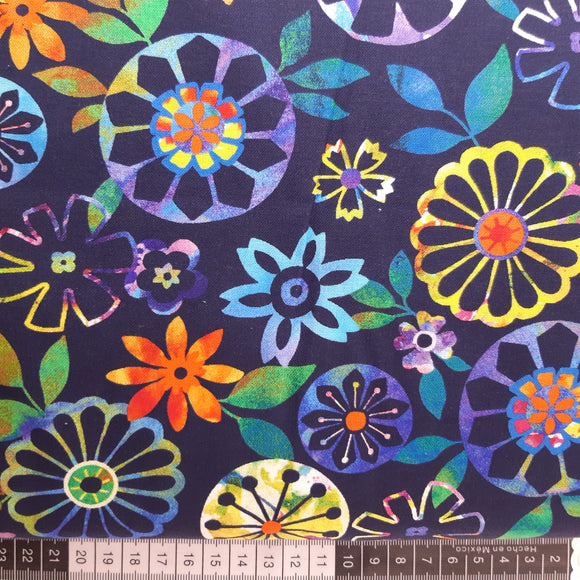 Patchwork stof, digital printet rosetter, blomster og blade på marineblå bund.