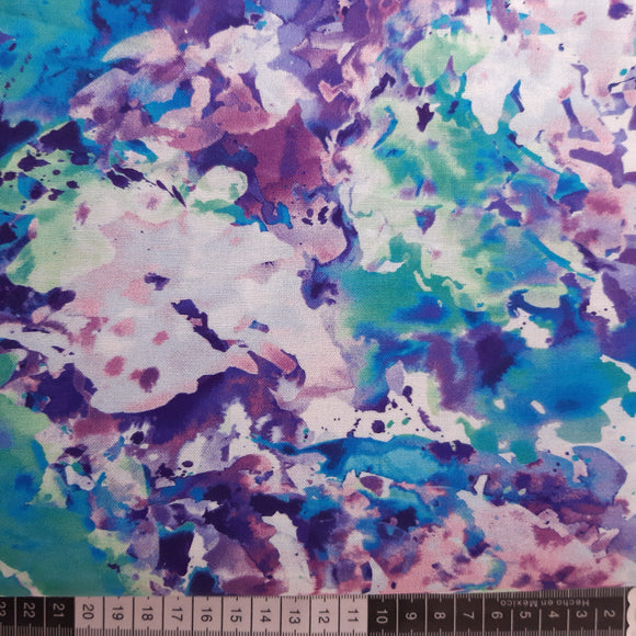 Patchwork stof, flot digital printet skuder-mudder i lilla, blå og grønne toner.