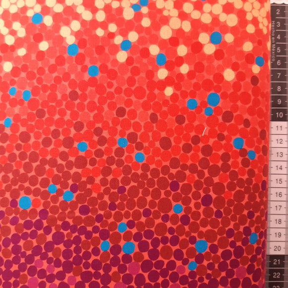 Patchwork stof, prikker, dots overalt mest i forskellige røde og enkelte turkis.