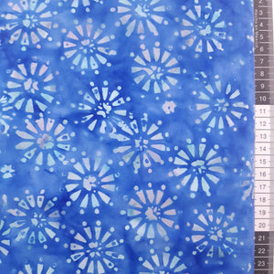 Patchwork stof, mellem blå meleret med lyse rosetter og prikker.