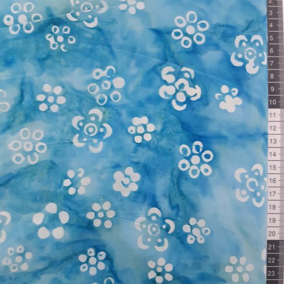 Patchwork stof, mellem blå turkis meleret med lyse rosetter.