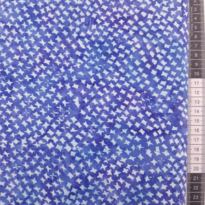 Patchwork stof, mellem blå meleret med lyse små spidse figurer overalt.