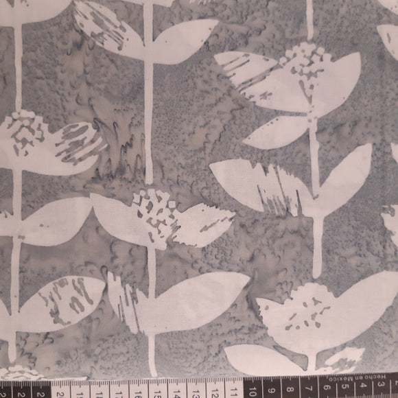 Patchwork stof, grå tone i tone meleret med råhvide blomster ranker.