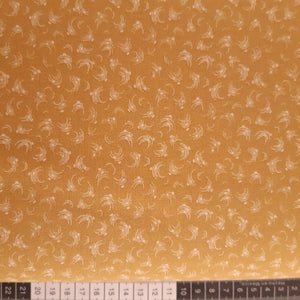 Patchwork stof, karry gul med små lyse streger der danner mønster