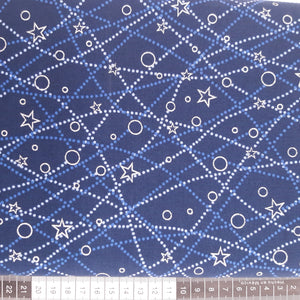 Patchwork stof jul, blå med streger lavet af små prikker, sølv stjerner og cirkler.