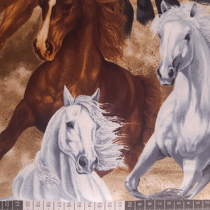 Patchwork stof, flotte hvide sorte og brune heste.