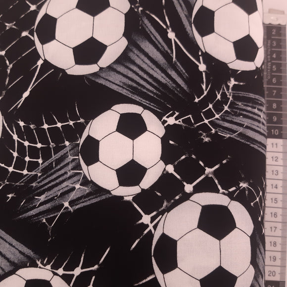 Patchwork stof, sort bund med fodbolde og net.