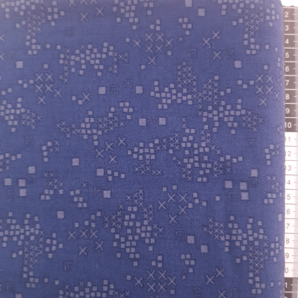 Patchwork stof, blå med små krydser og firkanter.