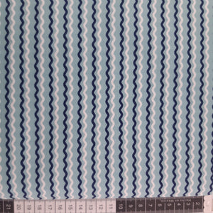 Patchwork stof, turkis, hvide og marineblå zig zak striber.