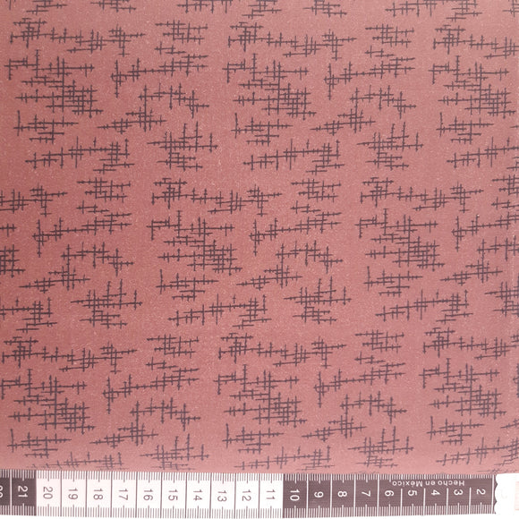 Patchwork stof, støvet mørk gammel rosa med sorte streger der danner mønster.