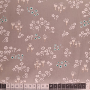Patchwork stof,  grå med små lyse blomster og enkelte i turkis.