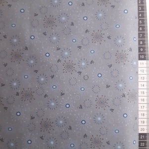 Patchwork stof, grå/blå med små sole og iskrystaller 400-046.