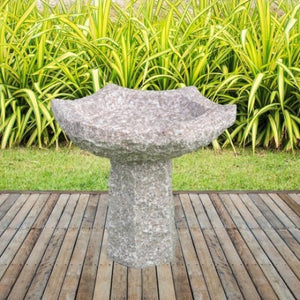 Fuglebad på sokkel i grå granit sekskantet 40 cm