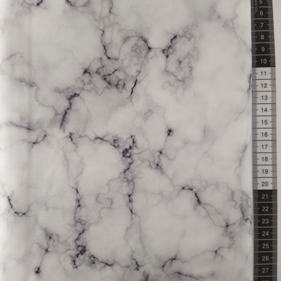 Patchwork stof, hvid meleret bund med marmor effekt.