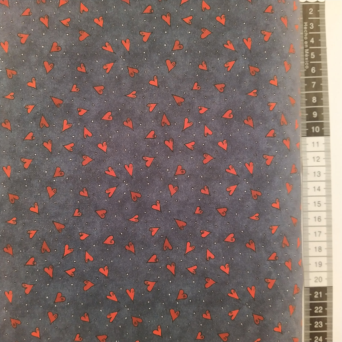 Patchwork stof, mørkegrå bund med små røde hjerter. – skerping
