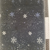 Patchwork stof, ombrea bund i grå nuancer med hvide, sort og lyseblå snefnug