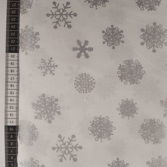 Patchwork stof, hvid bund med forskellige størrelser snefnug i sølv.