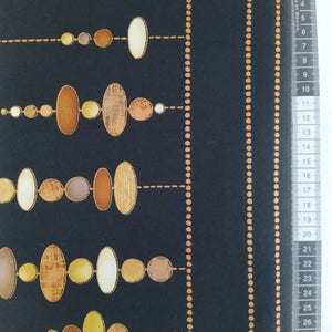 Patchwork stof, sort bund med kugler i de brunlige farver på en kobber perlesnor
