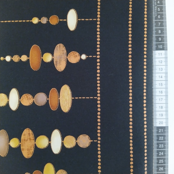 Patchwork stof, sort bund med kugler i de brunlige farver på en kobber perlesnor