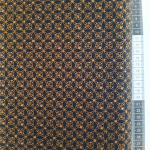 Patchwork stof, ned sort bund med småt mønstret i kobber farve.