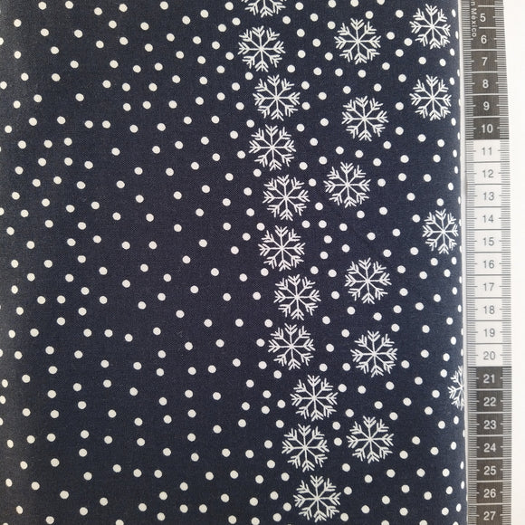 Patchwork stof, marineblå bund med hvide snefnug og sne.