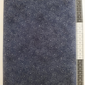 Patchwork stof, mørke blå bund med små tæt siddende sølv prikker