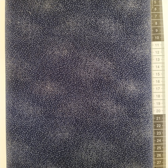 Patchwork stof, mørkeblå bund med små sølv og støvet blå prikker.