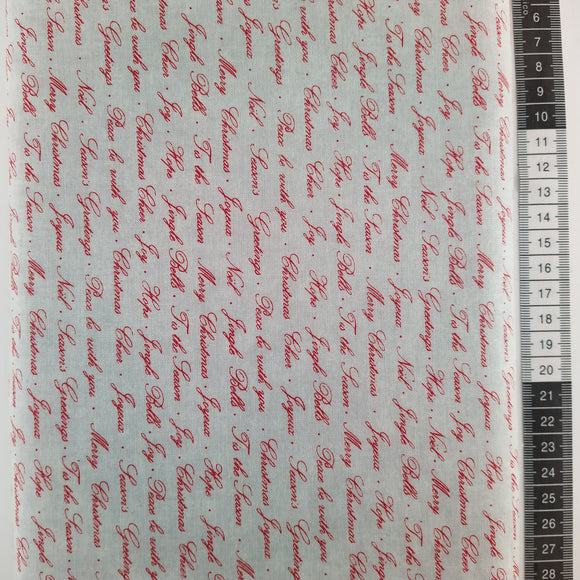 Patchwork stof, lyse grå bund med lille rød tekst.