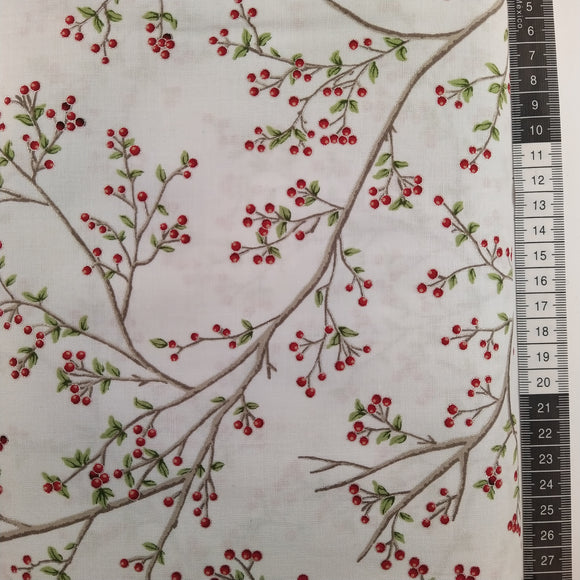 Patchwork stof, hvid bund med stotr lysebrune grene med grønne blade og røde bær optegnet med sølv omkring.