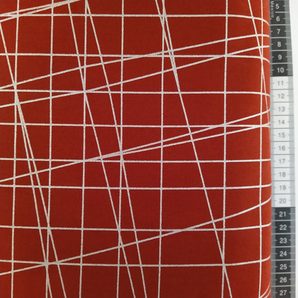 Patchwork stof, rød bund med grafisk design med store sølv streger.