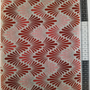 Patchwork stof, lysegrå bund med stor mønstret med rød, lyserød farver.