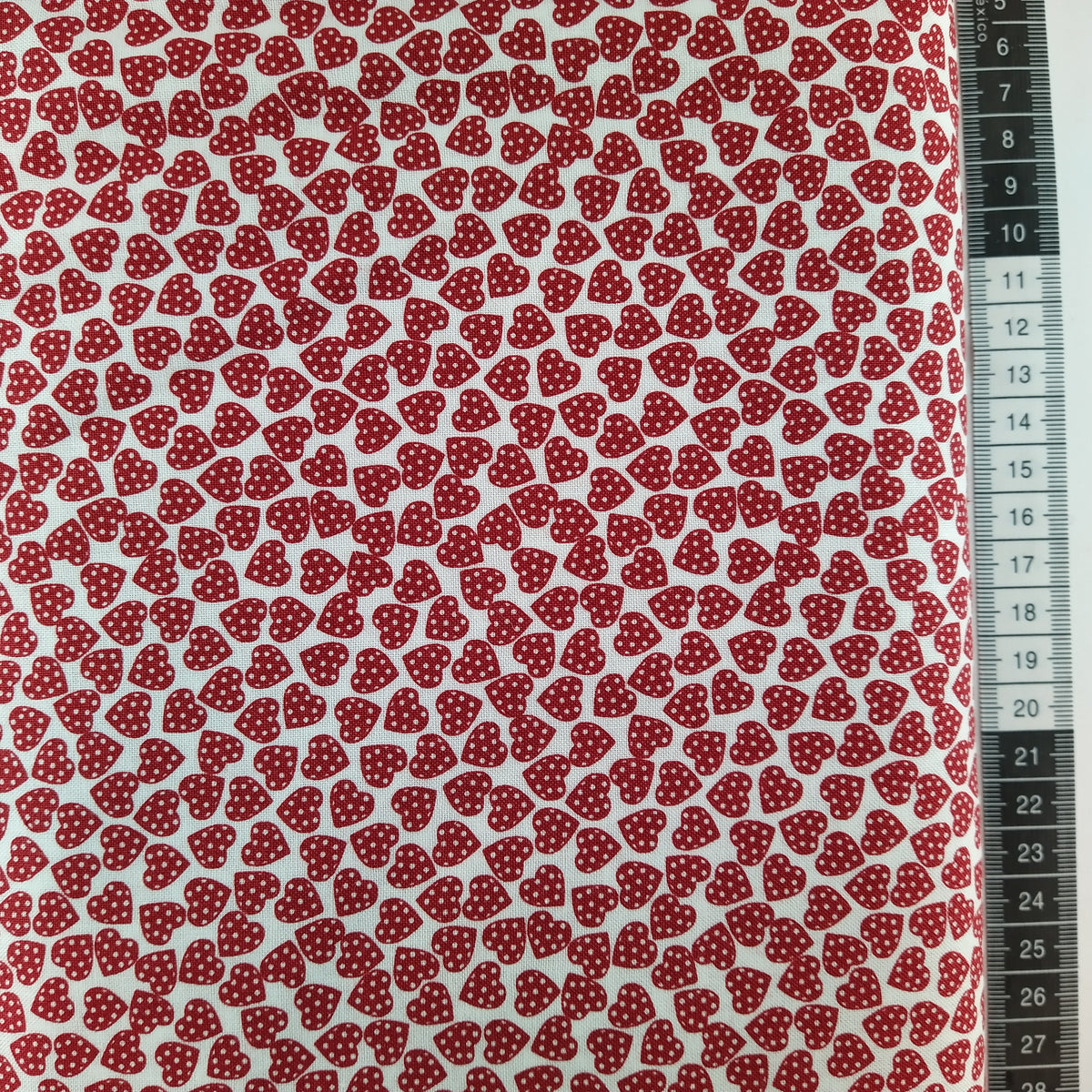 Patchwork stof, hvid bund med små røde hjerter. – skerping