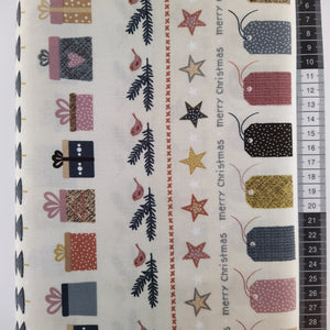 Patchwork stof, lys beige farvet bund med store gaver, stjerner, gran og til og fra kort i forskellige støvede farver