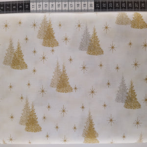 Patchwork stof, hvid bund med  juletræer i guld og lysegrå farve og små stjerner.