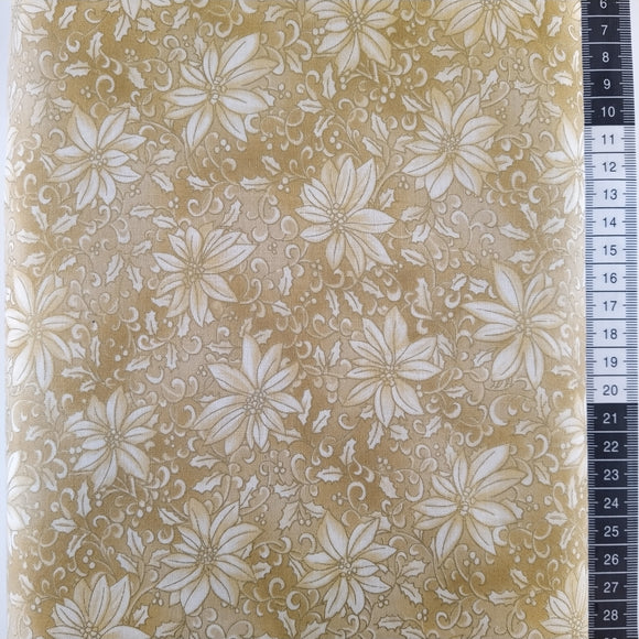 Patchwork stof, beige meleret bund med store råhvide blomster med små blade optegnet med guld