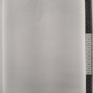 Patchwork stof,  hvid bund med små lysegrå streger og prikker  i grafisk design.