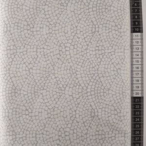 Patchwork stof, rå hvid bund småt mønstret med lyse grå farve.