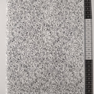 Patchwork stof, hvid bund med små sorte krydse dulle mønster