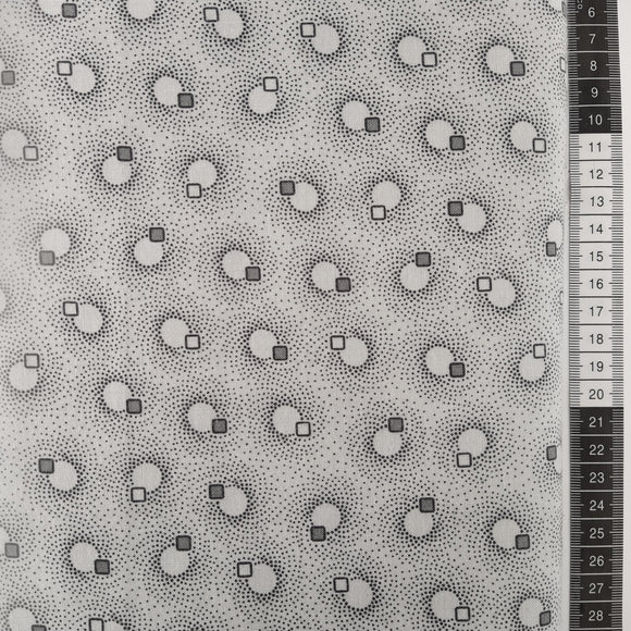 Patchwork stof, lysegrå bund med småt mønstret i de grå nuancer.