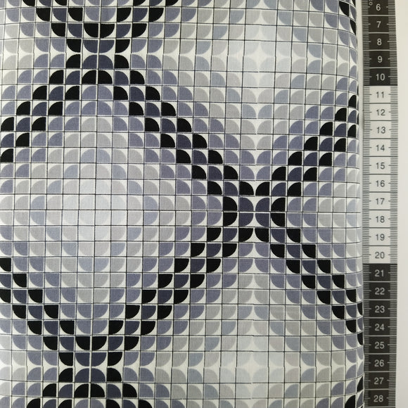 Patchwork stof, hvid bund med stor mønstret i grå og sort