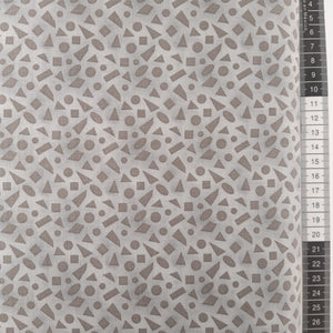 Patchwork stof, lysegrå bund med små forskellige geometriske former i grå farver