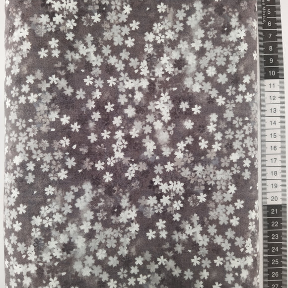 Patchwork stof, mørkegrå bund med små fine enkelte blomster i hvid og grålige farver