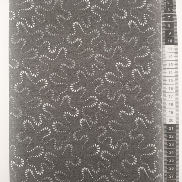 Patchwork stof, grå bund med stort grafisk design med hvid og lysegrå farver